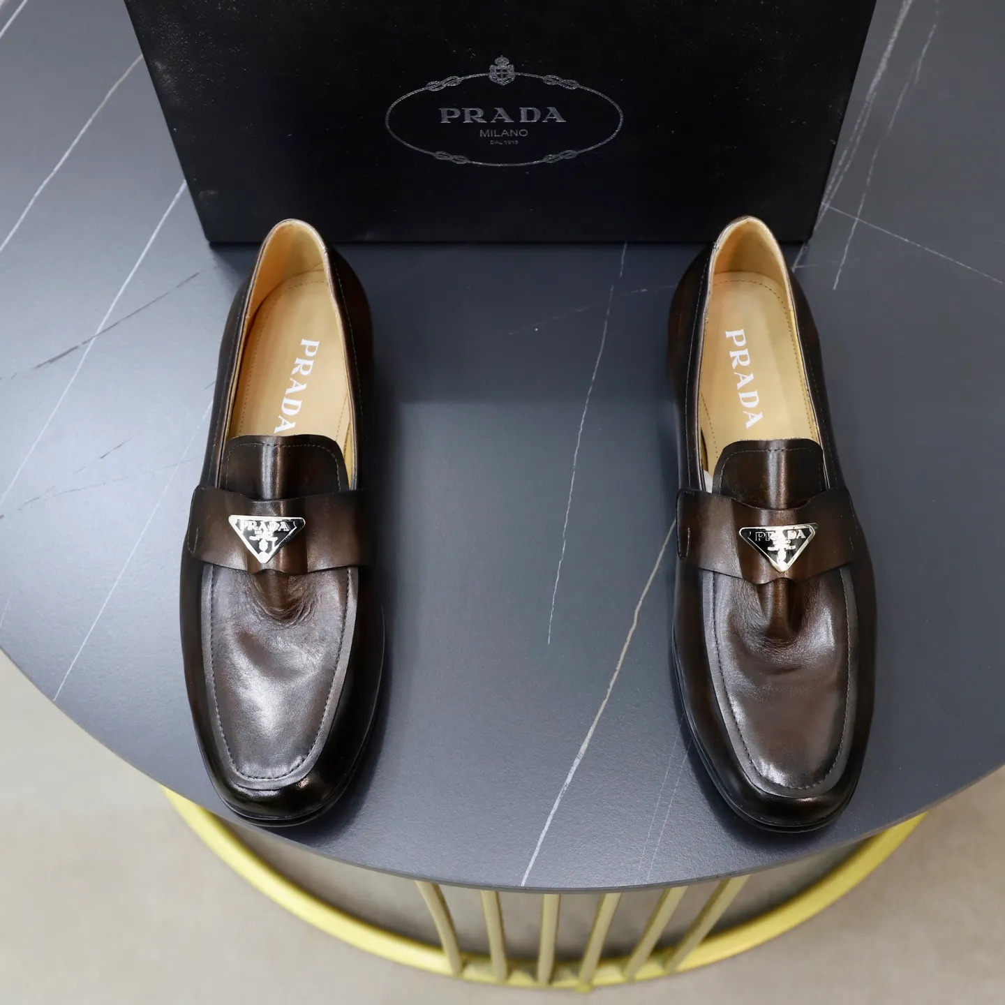 Ex-factory price: 520💰[PRADA] Prada's new casual men's shoes are launched in Hong Kong counters. Official website 1:1 production. Italian washed cowhide + water-dyed leather lining. Designed by European and American masters. Perfect shape to create counter quality, solid color rubber wear-resistant outsole and classic dazzling head! Super versatile and very comfortable. High-end without losing taste, fashionable and novel! ! Absolute focus! 3 colors available! Code number 38-45